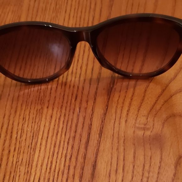 Carolina Herrera brown tortoise shell sunglasses with case - Picture 5 of 7